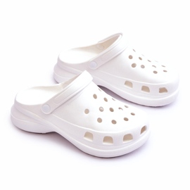 Pantofole in schiuma Crocs su una spessa suola bianca Katniss 1