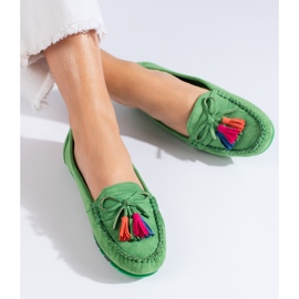 Mocassini boho Shelovet in camoscio verde con nappine 1