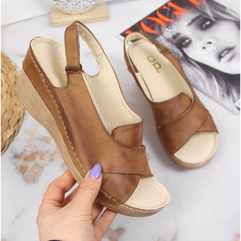 Sandali con zeppa in pelle marrone di Dolce Pietro 1