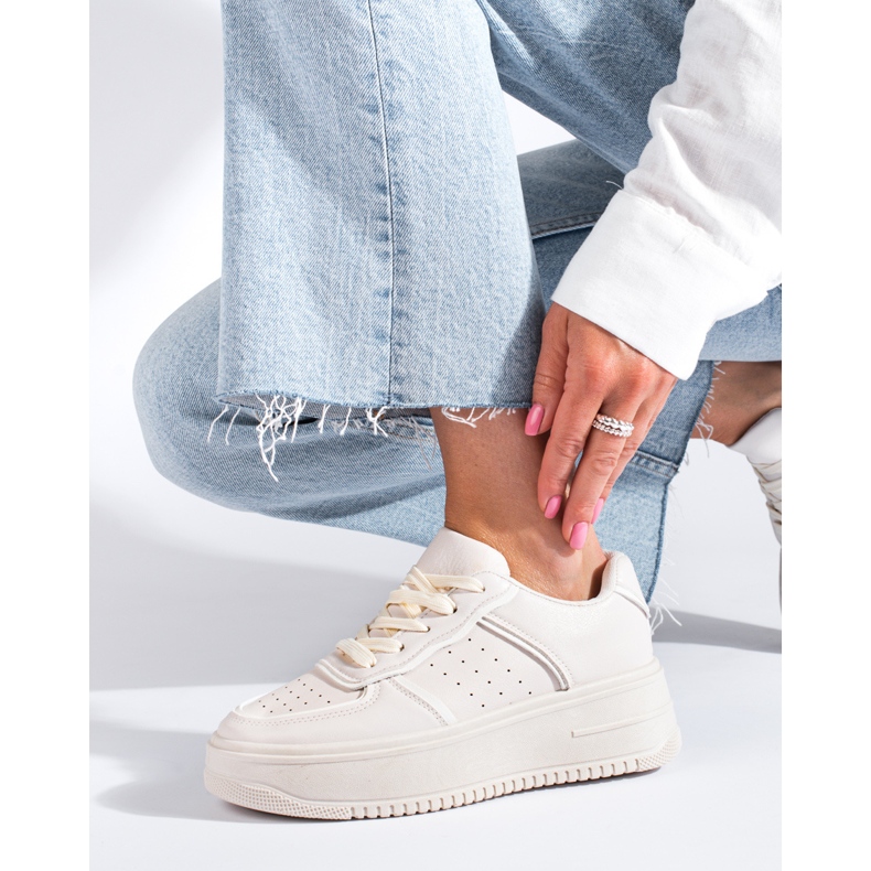 Sneakers color crema su una piattaforma alta di Shelovet beige 1