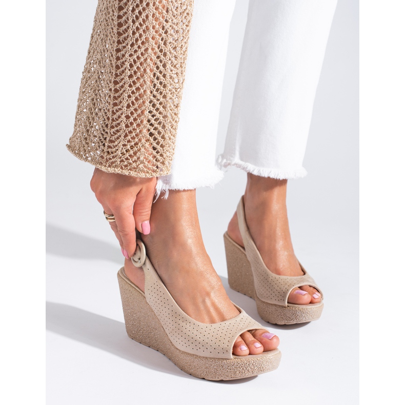 Sandalo con zeppa in camoscio traforato Shelovet beige 1