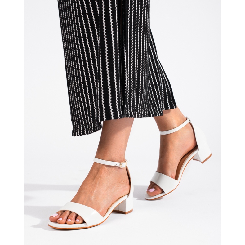 Classico ed elegante sandalo Shelovet con tacco basso da donna bianco 1