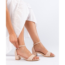 Classici sandali da donna eleganti su un tacco basso Shelovet beige 1