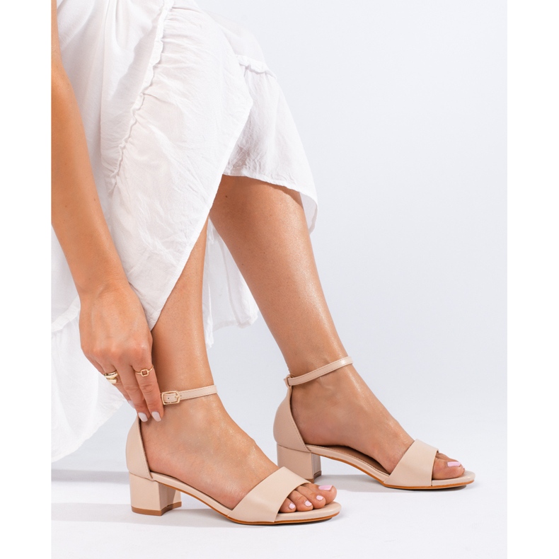 Classici sandali da donna eleganti su un tacco basso Shelovet beige 1