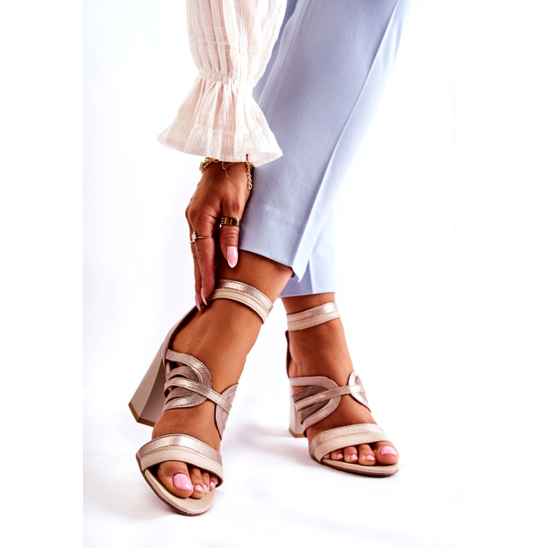 Sandali in pelle da donna su una barra massiccia Maciejka 05514-04 Beige-Oro 1