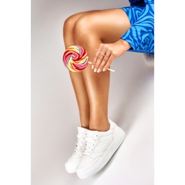 Le classiche sneakers bianche di Emili bianca 1