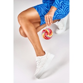 Le classiche sneakers bianche di Emili bianco 2