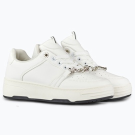 Scarpe sportive bianche con catena bianca 2