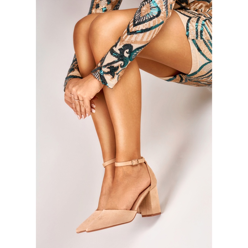 Décolleté beige su palo allacciato alla caviglia 1