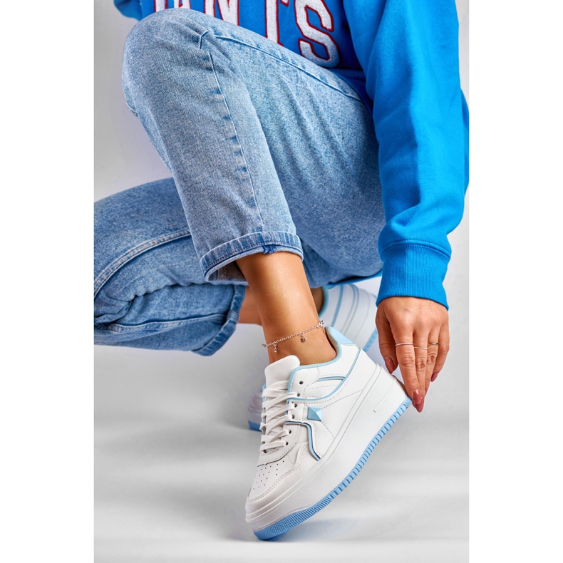 Sneakers bianche da donna con accessori blu bianca 1