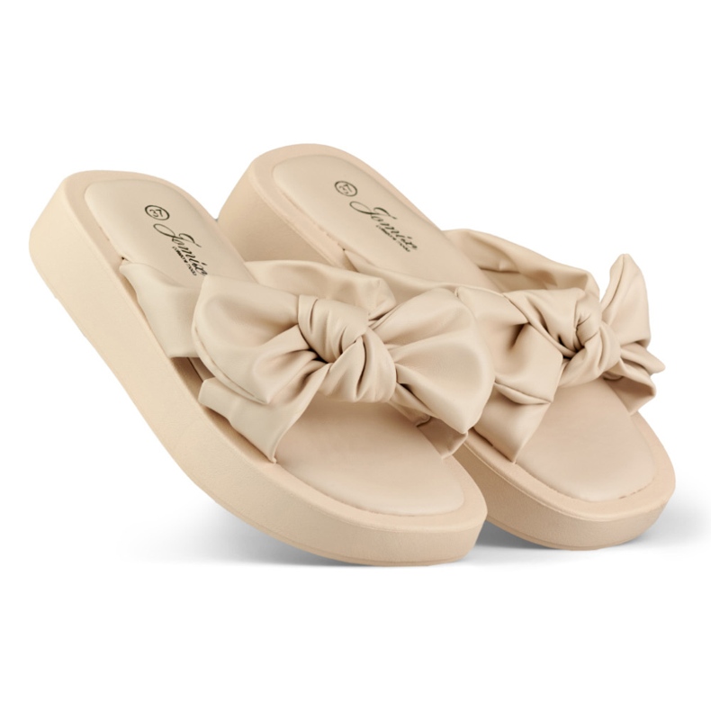 Pantofole da donna beige realizzate in ecopelle 1