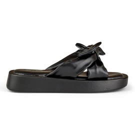Pantofole nere da donna realizzate in ecopelle nero 2