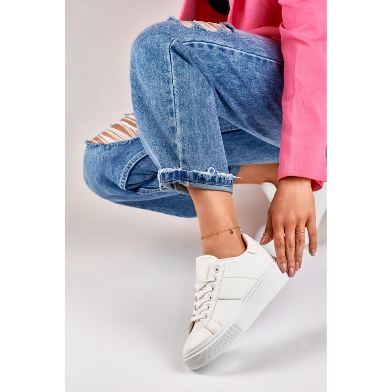 Sneakers bianche da donna sulla piattaforma bianca 1