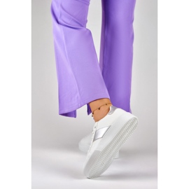 Sneakers bianche da donna sulla piattaforma con un'aggiunta d'argento bianco 1
