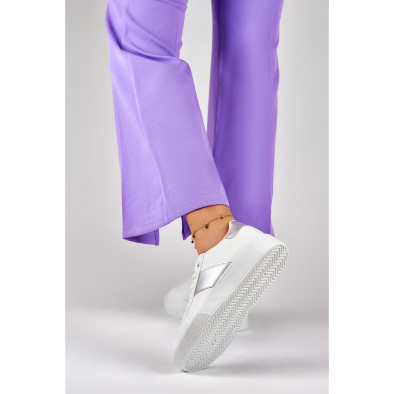 Sneakers bianche da donna sulla piattaforma con un'aggiunta d'argento bianca 1