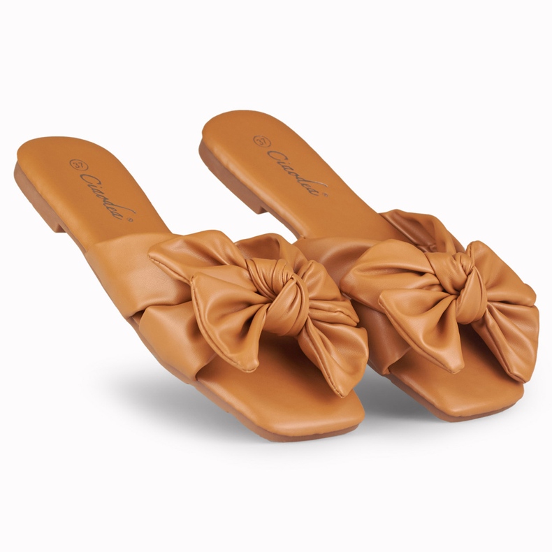 Pantofole con fiocco color caramello di Isanna marrone 2