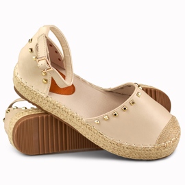 Espadrillas beige con borchie allacciate alla caviglia 1