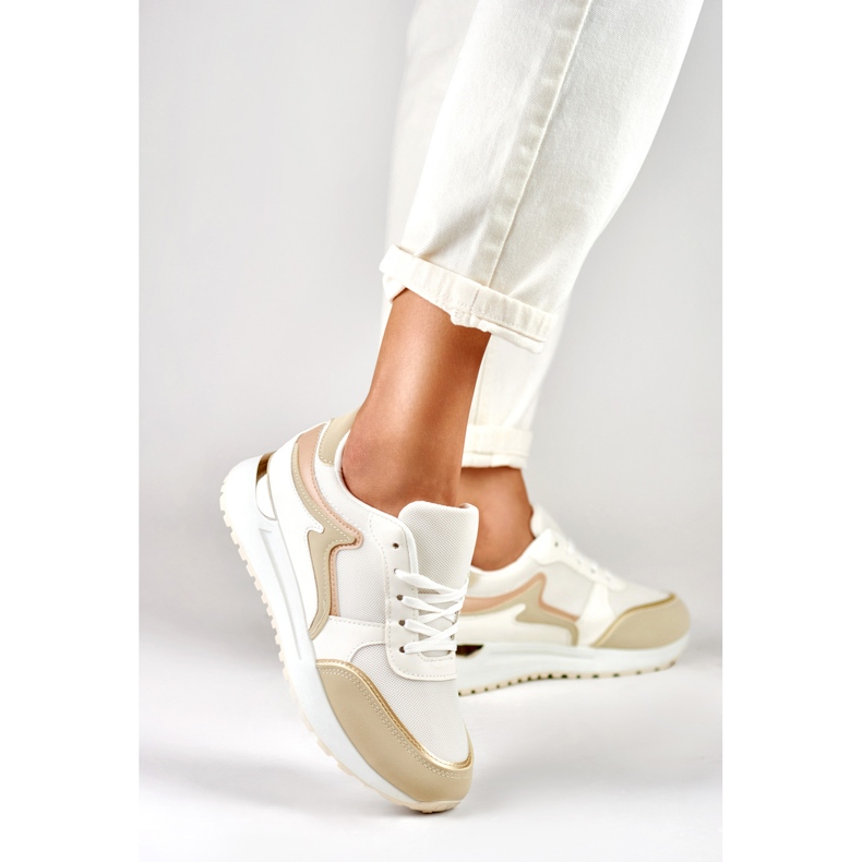 Sneakers da donna con un'aggiunta dorata beige 2