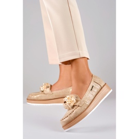 Scarpe traforate sulla piattaforma con una decorazione beige 2