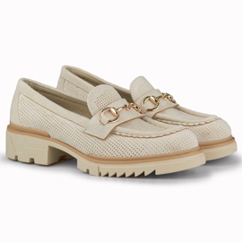 Scarpe beige traforate con una delicata decorazione 2