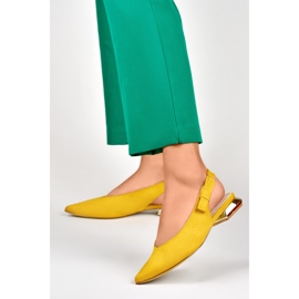 Décolleté da donna con tacco basso ed elegante giallo 2