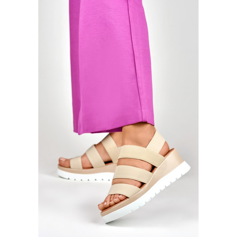 Sandali beige elasticizzati con plateau basso 2