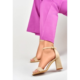 Sandali beige con tacco alto 1