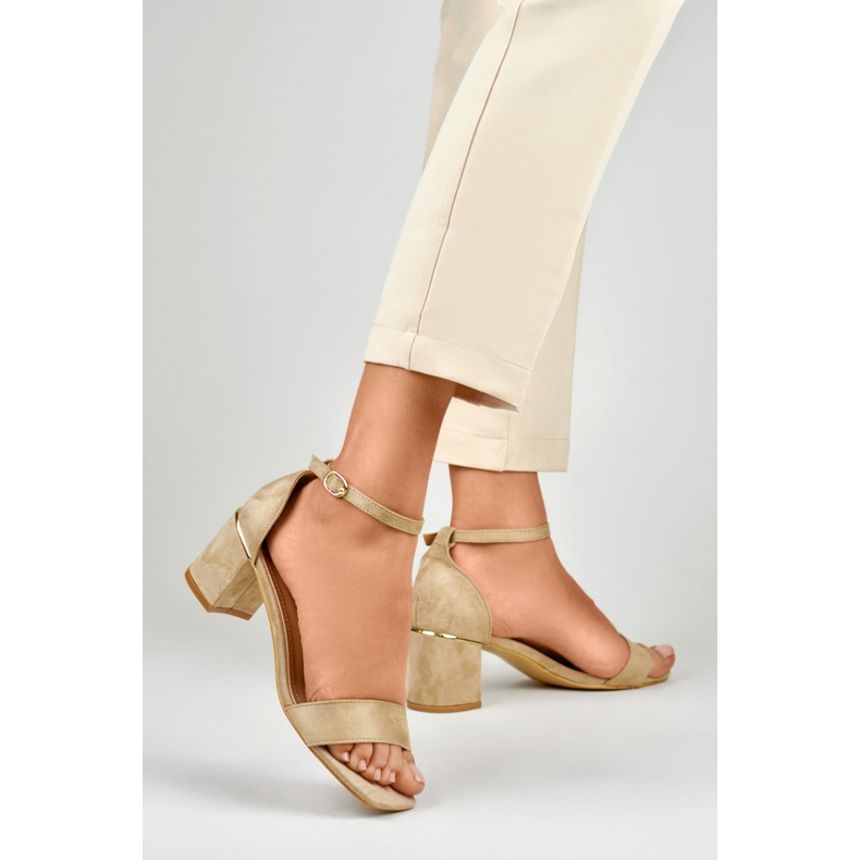 Sandali beige su tacco basso con dettaglio dorato 1