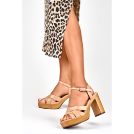 Sandali beige da donna sul palo 1