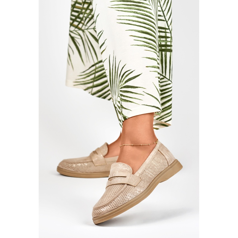 Scarpe traforate da donna con una lucentezza dorata beige 2
