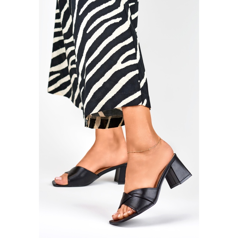 Pantofole nere da donna su tacco basso nero 1