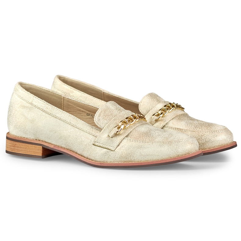 Scarpe d'oro con una catena 1