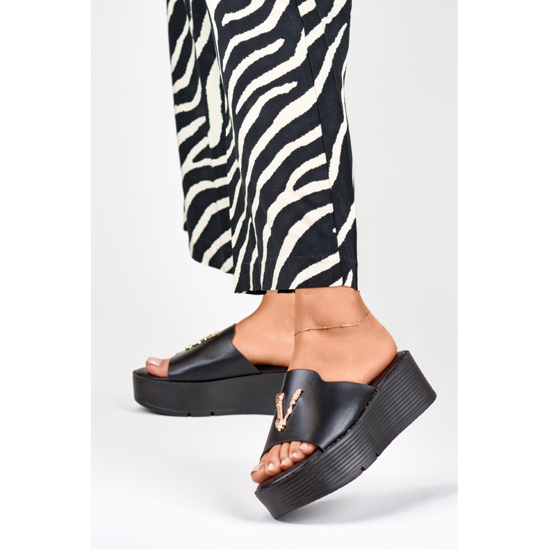 Sandali con zeppa da donna neri con decoro in oro nero 2