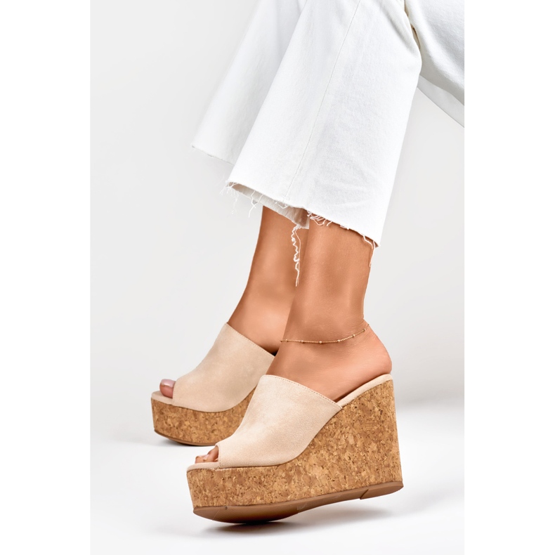 Infradito beige su zeppa di sughero 2