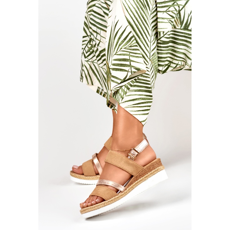Sandali beige da donna con zeppa bassa 2