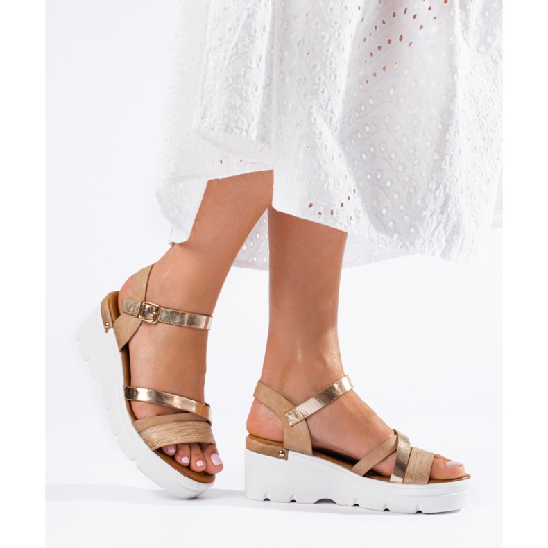Sandalo con zeppa beige Shelovet 1