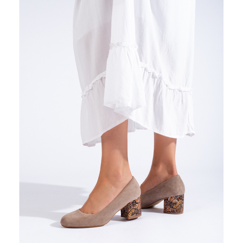 SHELOVET Décolleté con tacco basso in camoscio beige di Sheovet 2