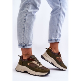 PM1 Stringate le scarpe sportive su una piattaforma di fuga verde 1