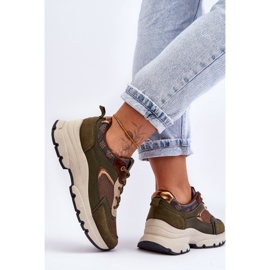 PM1 Stringate le scarpe sportive su una piattaforma di fuga verde 2