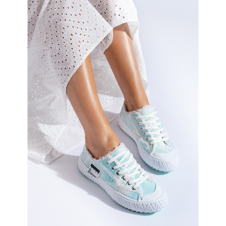 Scarpe da ginnastica su una spessa piattaforma blu Shelovet 1