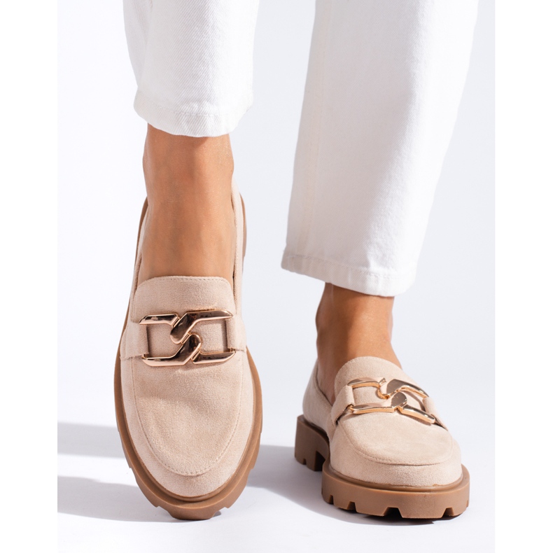 Scarpe scamosciate beige con catena di Shelovet 1