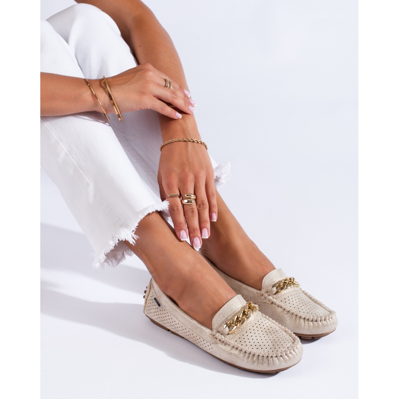 Mocassini in camoscio chiaro traforato Shelovet beige e oro 1