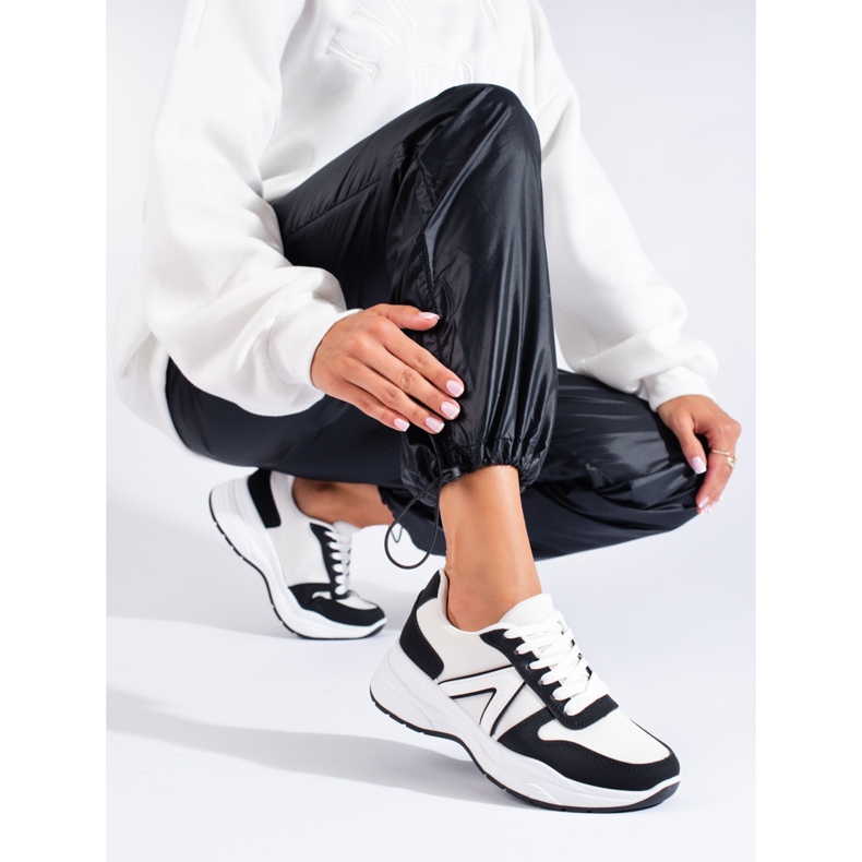 Scarpe sportive da donna beige e bianche di Shelovet bianco nero 1