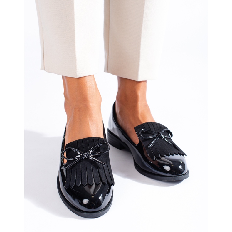 Mocassino Shelovet laccato nero con nappine 1