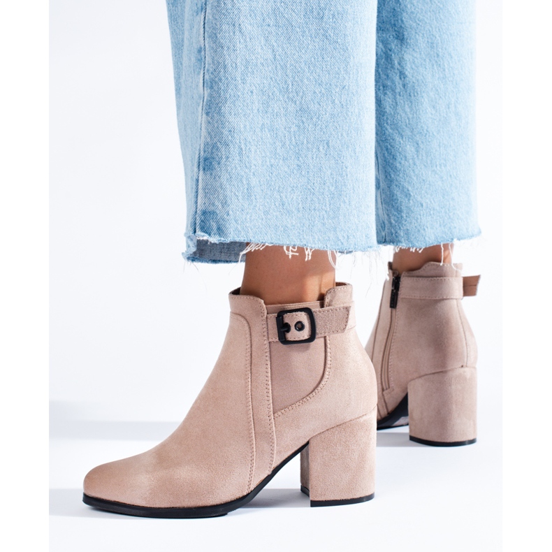 Stivaletti Chelsea da donna in camoscio beige sul post di Shelovet 1