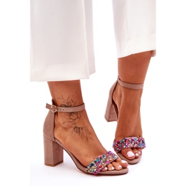 Sandali alla moda con tacco alto e pietre decorative beige Love Me 3