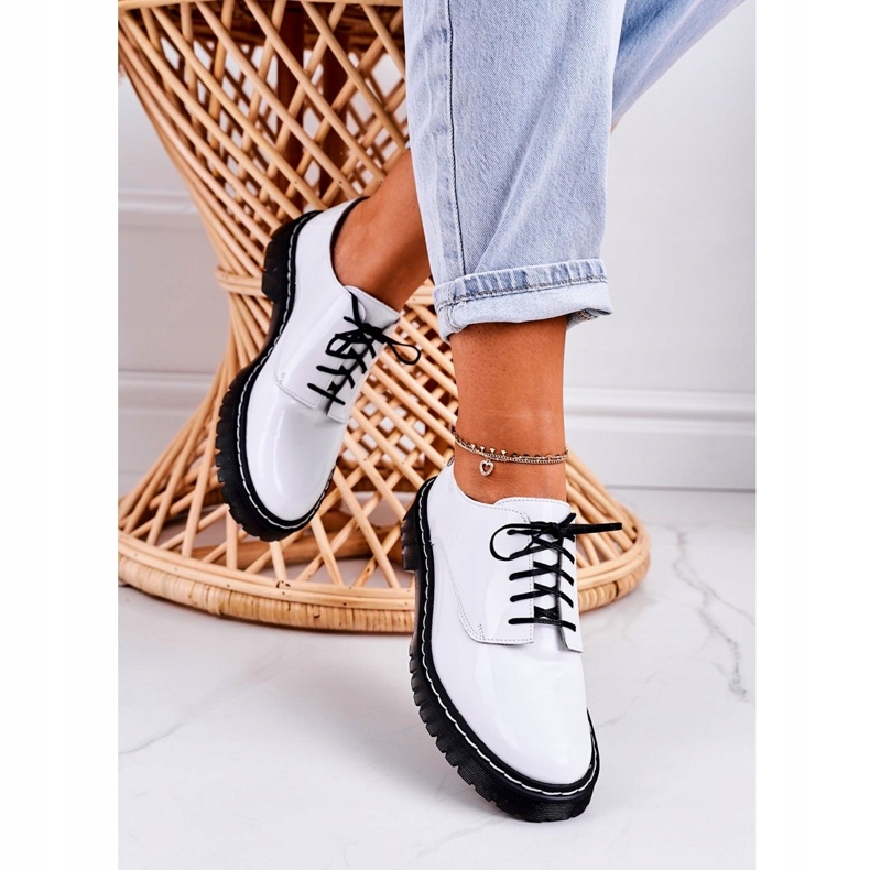 Scarpe in pelle da donna Oxford Maciejka White Varnished 04087-11 bianco 2