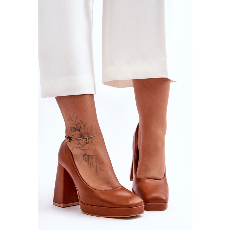 Décolleté in pelle con tacco grosso Rosalia color cammello marrone 1