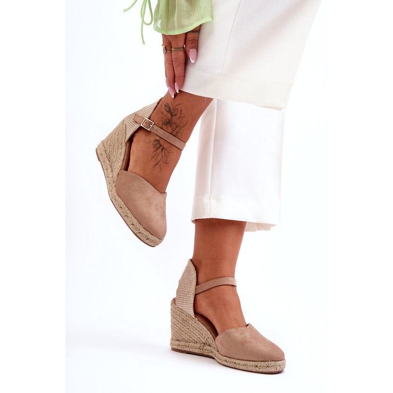 Sandali con zeppa beige in pelle scamosciata 7