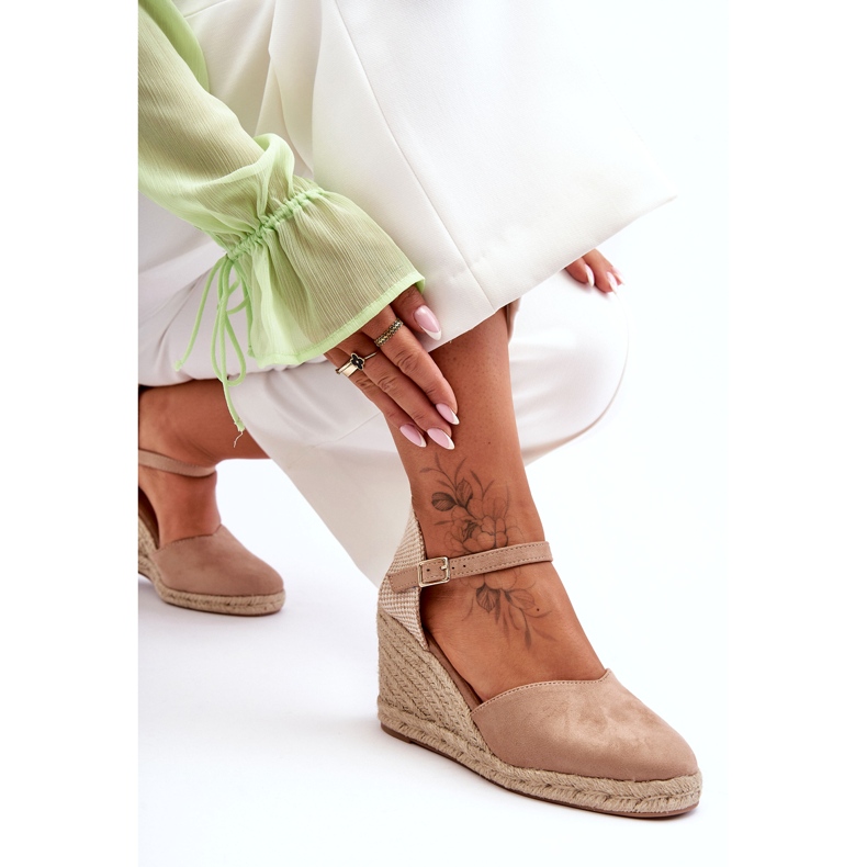 Sandali con zeppa beige in pelle scamosciata 2